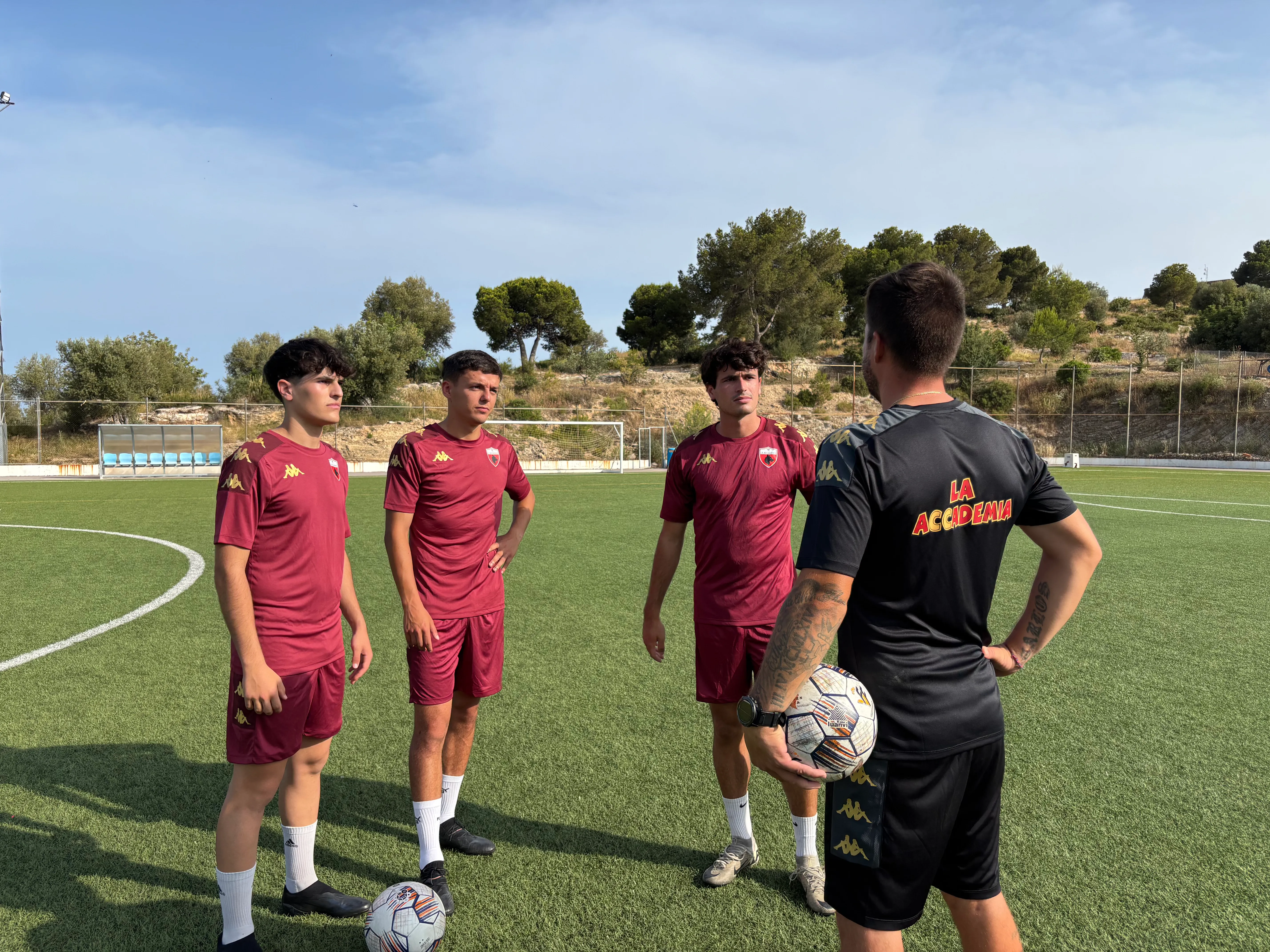 Entrenador explicando táctica a los jugadores